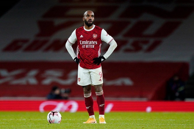 Lacazette bị CĐV Arsenal “ném đá” khi bỏ lỡ ghi bàn trước Leicester
