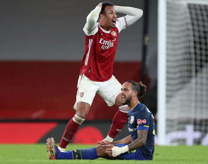 Arsenal trớ trêu với thẻ đỏ nhiều hơn số bàn thắng