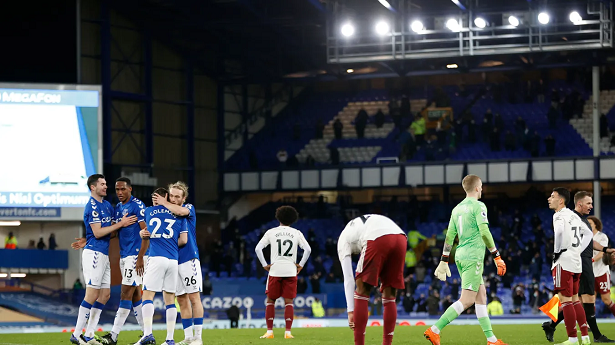 Arsenal có khởi đầu tệ nhất lịch sử vì phản lưới nhà khó tin