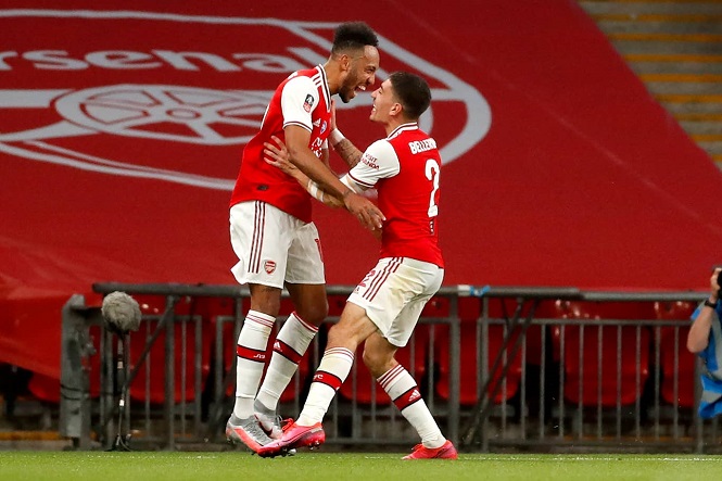 Aubameyang lập cú đúp cho Arsenal và áp sát thành tích của Salah