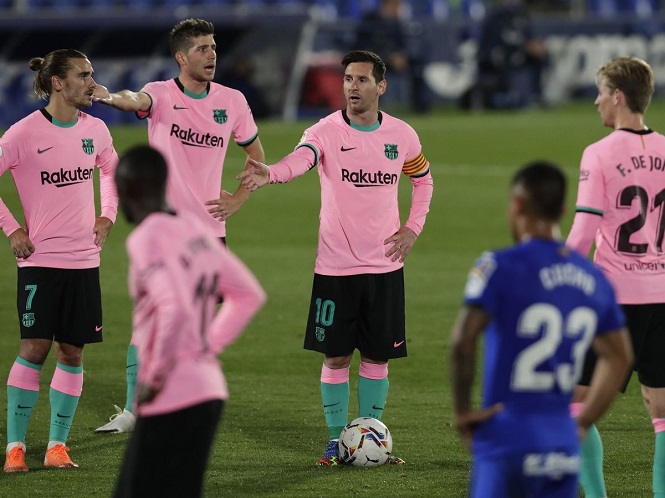 HLV Barca bực tức khi phải đá sân khách lúc 9 giờ tối