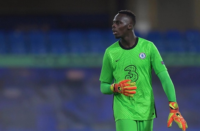 Thủ môn Chelsea suýt phản lưới nhà trước MU gây liên tưởng đến Kepa