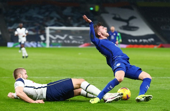Mourinho bị công kích sau hiệp 1 tệ không tin nổi trước Chelsea