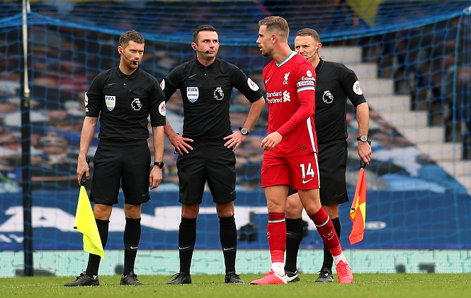 MU và Liverpool hưởng lợi và chịu thiệt thế nào nếu không có VAR?