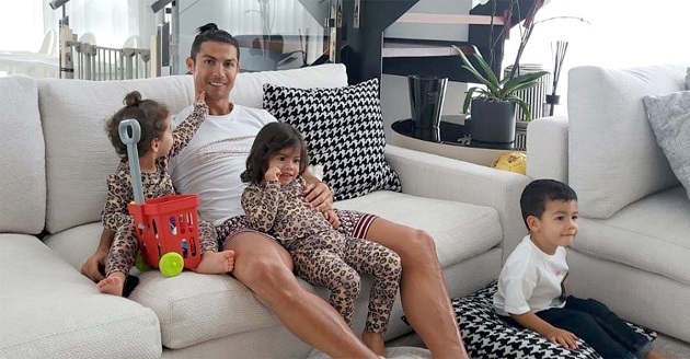 Hàng xóm tiết lộ cuộc sống của gia đình Ronaldo ở Torino