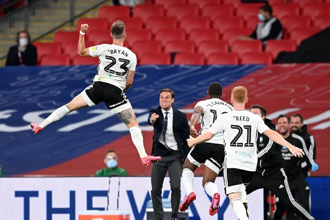 Người hùng Fulham với bàn thắng kinh ngạc bằng đá phạt từ gần 40m