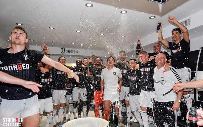Hình ảnh Ronaldo và Juventus náo động khi ăn mừng chức vô địch