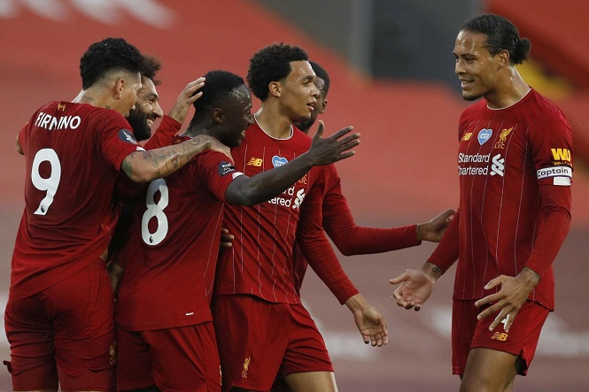 Hậu vệ Liverpool phá kỷ lục Ngoại hạng Anh trong cơn mưa bàn thắng