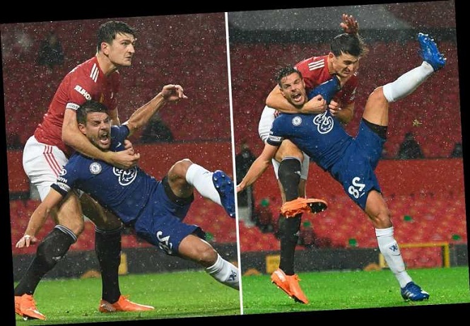 MU thoát phạt đền khó tin sau khi Maguire chơi “đấu vật”