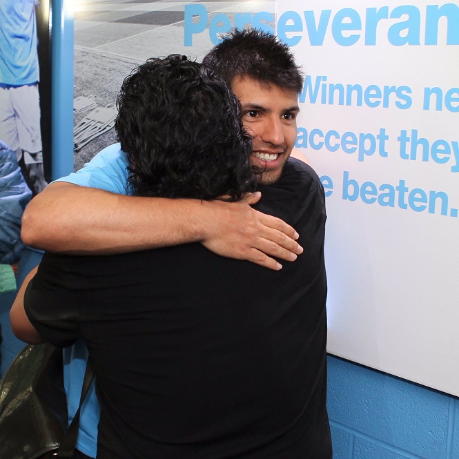 Con rể cũ Aguero tiếc thương Diego Maradona