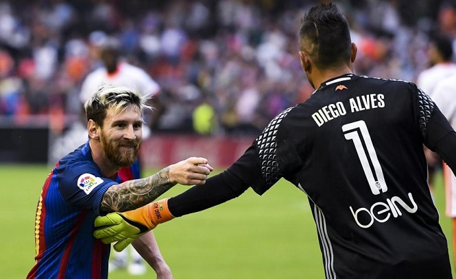 Món quà của Messi cho nạn nhân yêu thích nhất sự nghiệp