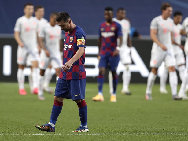 CĐV chế nhạo Barca bằng yêu cầu chuyển nhượng cho Messi