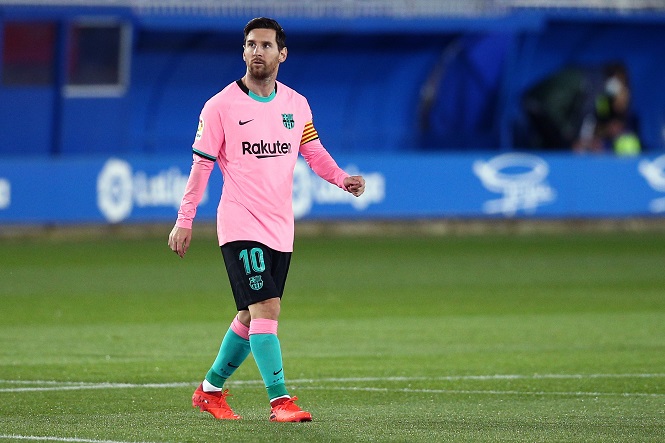 Messi bị Alaves sử dụng chiến thuật bất ngờ để ngăn chặn đá phạt