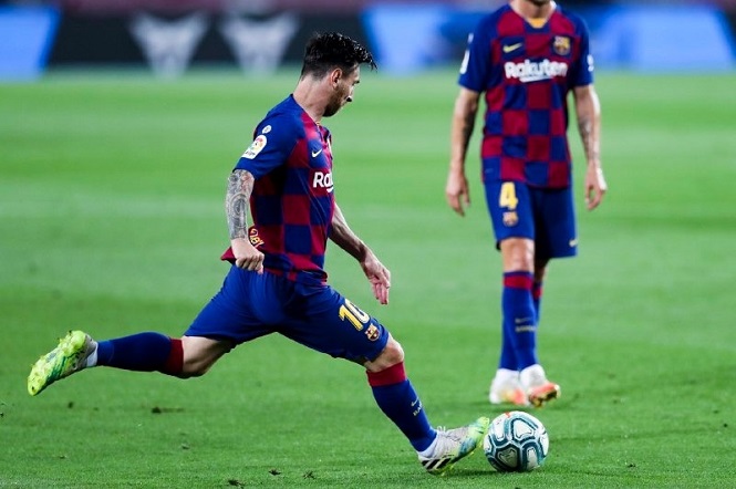 Messi đá phạt tuyệt đẹp để tiếp tục dẫn đầu châu Âu