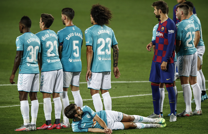 Các đối thủ dùng chiến thuật nào để ngăn cản Messi sút phạt?
