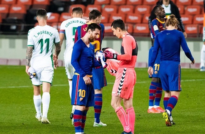 Phản ứng bất ngờ của thủ môn Elche khi Messi đề nghị đổi áo Phản ứng bất ngờ của thủ môn Elche khi Messi đề nghị đổi áo