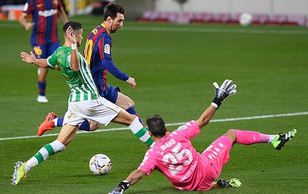 Messi gây sốt với pha kiến tạo không cần chạm bóng cho Griezmann