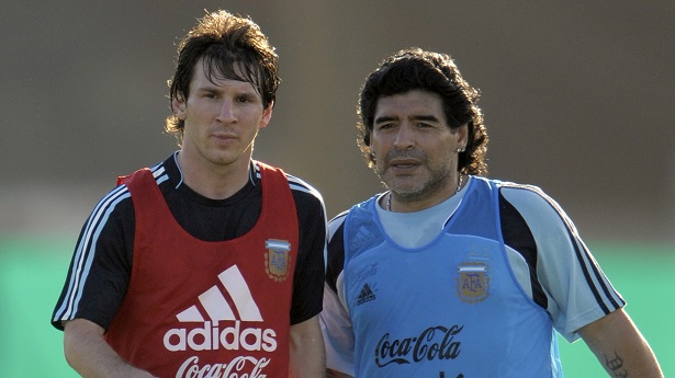 Khoảnh khắc hiếm hoi Messi sát cánh với Maradona ở tuyển Argentina