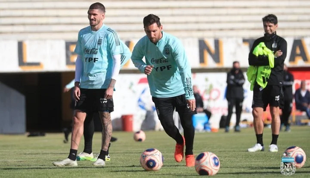 CĐV Bolivia dùng cách đặc biệt để "nhìn lén" Messi tập luyện