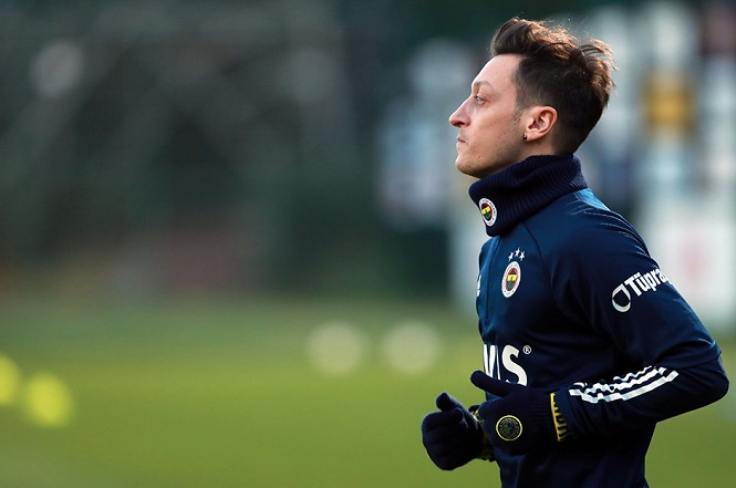 Hình ảnh đầu tiên về Mesut Ozil trong buổi tập với Fenerbahce