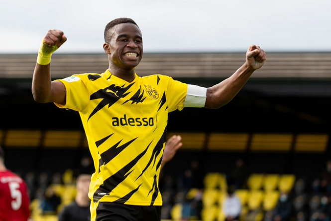 Thần đồng Moukoko ghi bàn trẻ nhất lịch sử Bundesliga
