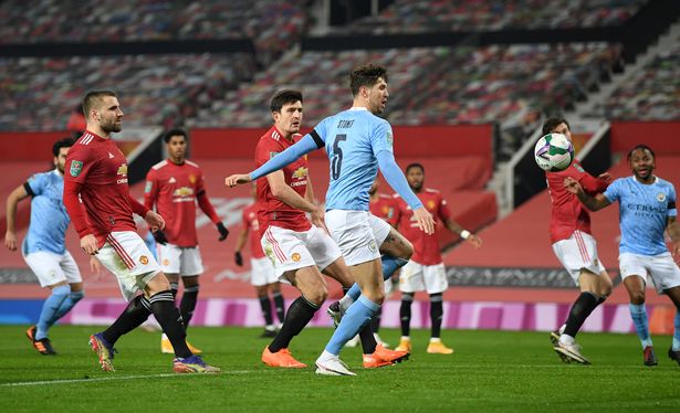 CĐV MU nổi giận với Maguire khi để hậu vệ Man City ghi bàn