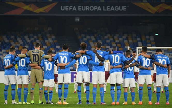 Napoli tưởng nhớ Maradona bằng những chiếc áo số 10 gây xúc động