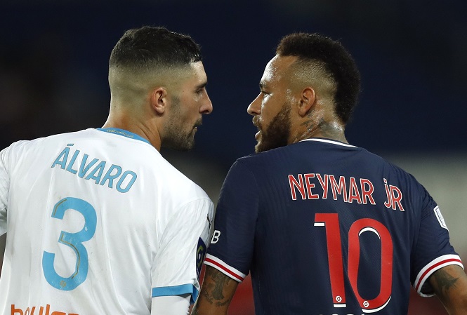 Neymar và Gonzalez thoát án phạt một cách khó tin