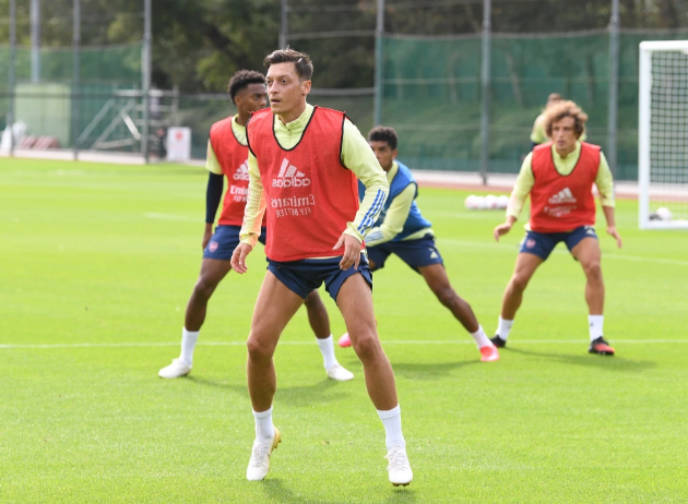 Ozil chia tay đồng đội ở Arsenal sau khi hy sinh tiền lương