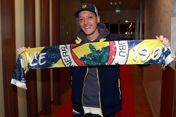 Lý do Mesut Ozil khiến đồng đội ở Arsenal phát cáu khi tập luyện