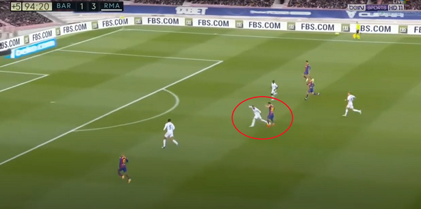 Ramos tắc bóng ngược khó tin khiến Messi mất cơ hội ghi bàn