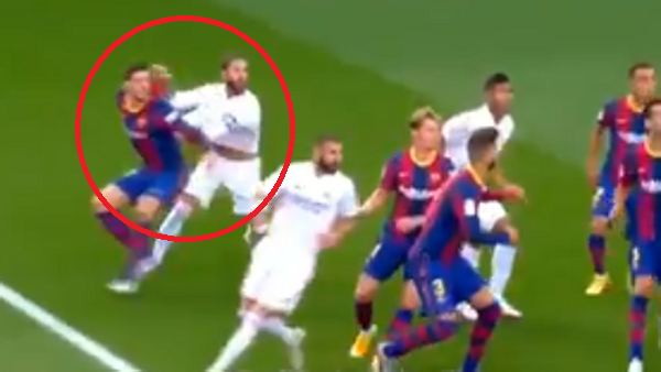 Ramos "gây hấn" thế nào khiến hậu vệ Barca phải phạm lỗi?