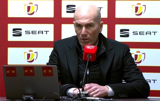 CĐV Real Madrid quay lưng với HLV Zidane trong cuộc thăm dò