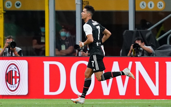 Ronaldo lập kỳ tích ghi bàn trong 10 mùa giải như Messi