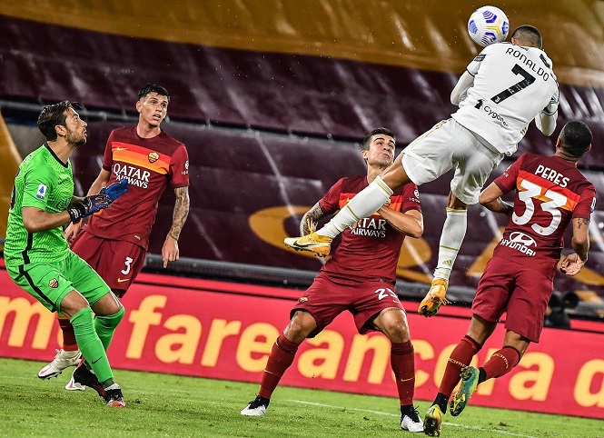 Tiết lộ bí mật đằng sau những cú bật nhảy ấn tượng của Ronaldo