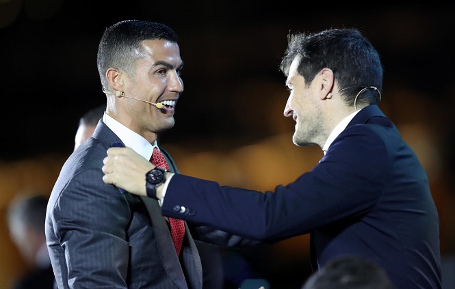 Ronaldo nhận giải và tiết lộ liệu pháp mát-xa lúc 2 giờ sáng