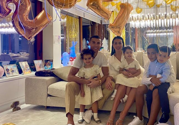 Ronaldo khoe ảnh đón năm mới với bạn gái và các con