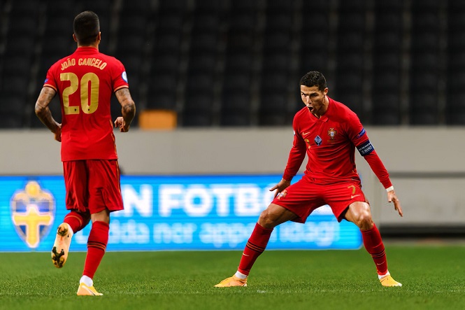 Cristiano Ronaldo vượt mốc 100 bàn với đội tuyển Bồ Đào Nha