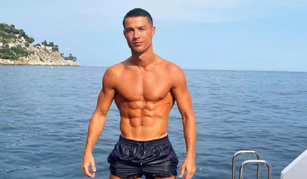 Bức ảnh "nóng bỏng" của Ronaldo hút like với tốc độ chóng mặt