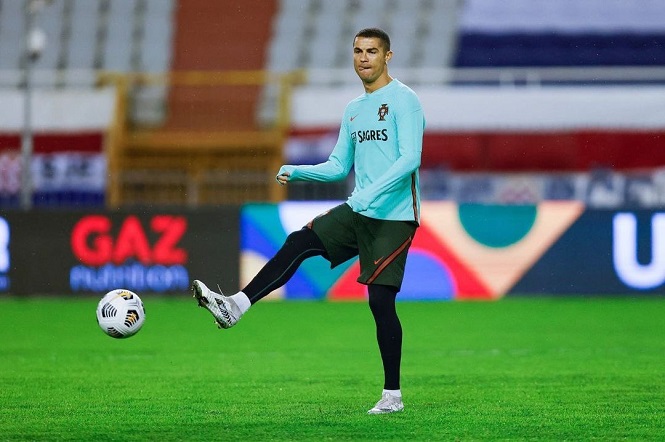 Ronaldo ra mắt máy tập gym “6 múi” tại nhà