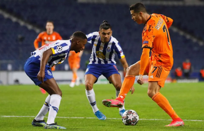 Ronaldo “đỏ mặt” với pha rê bóng thất bại trước Porto