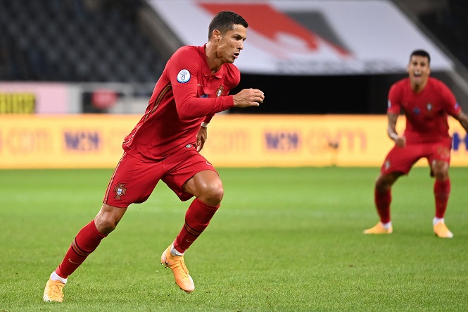 Siêu phẩm lốp bóng của Ronaldo còn đẹp hơn bàn thắng thứ 100