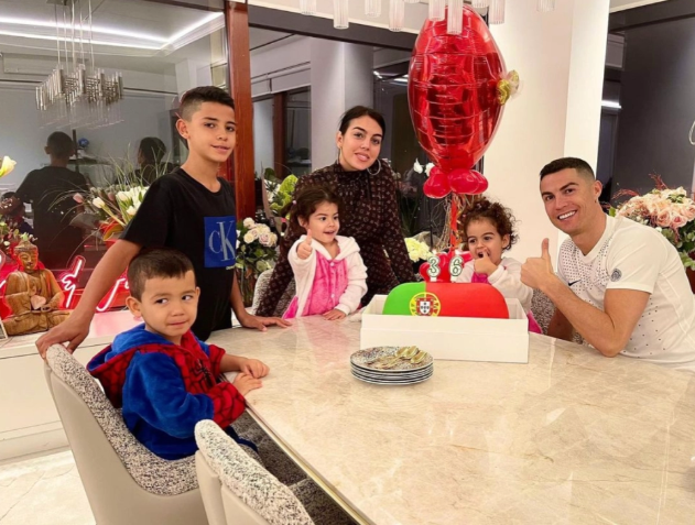 Cristiano Ronaldo tổ chức sinh nhật thứ 36 v&agrave; lời hứa th&uacute; vị