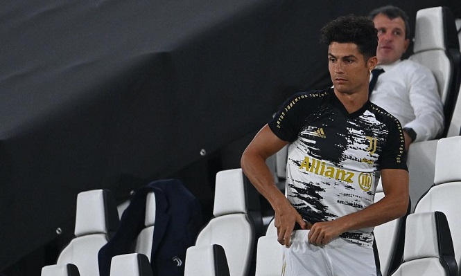 Cristiano Ronaldo cắt tóc mới trước trận gặp Lyon do mê tín?