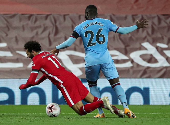 HLV Liverpool bảo vệ Salah sau khi bị tố “ăn vạ”
