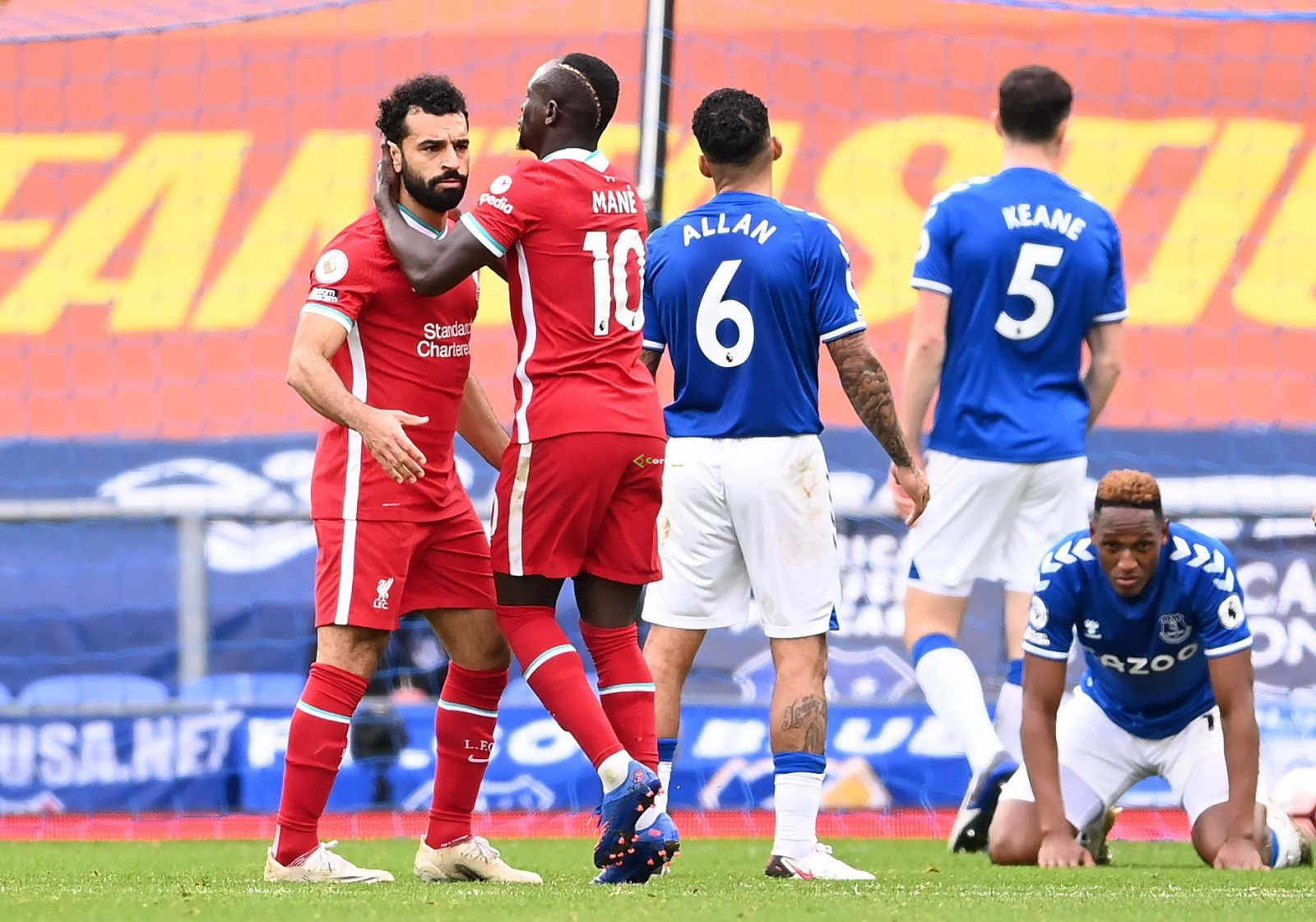 Salah và Mane bị tố ăn vạ trong trận Liverpool thua Everton Salah và Mane bị tố ăn vạ trong trận Liverpool thua Everton