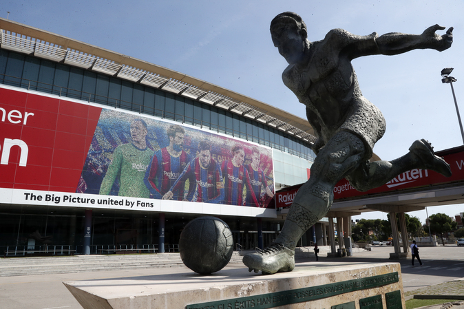 CĐV Barca vẽ tranh Messi và đồng đội ở mặt tiền sân Nou Camp