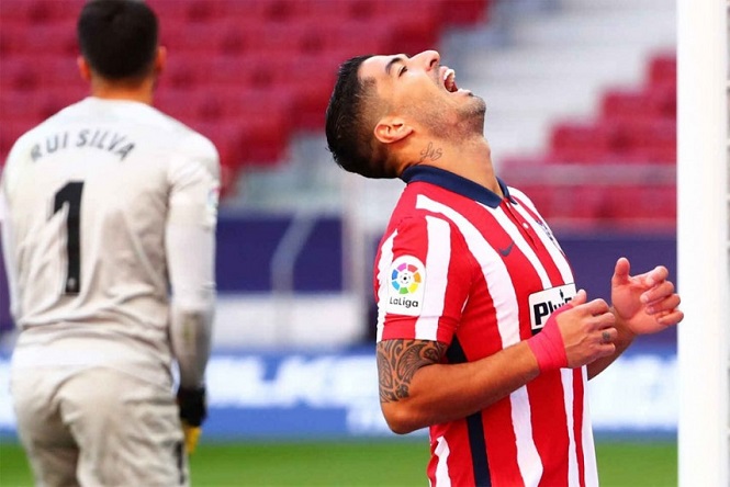 Luis Suarez tính đánh lừa trọng tài bằng yêu cầu kỳ lạ