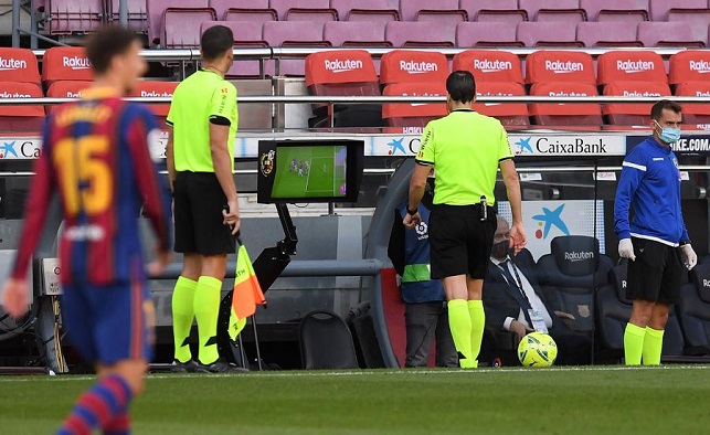 Barca “sôi máu” về thống kê phạt đền từ VAR sau trận thua Real