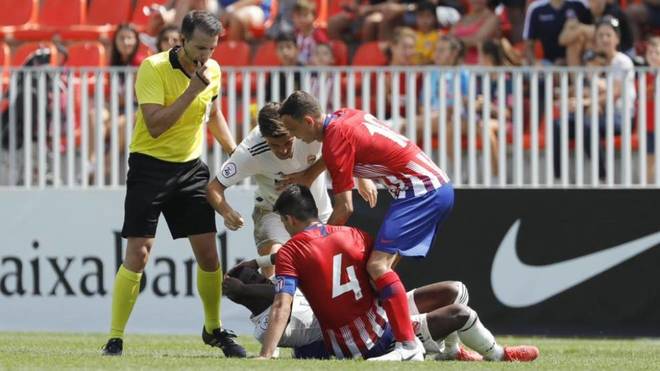 Derby Madrid: Tiền đạo của Real bị... cắn và phạm lỗi 20 lần